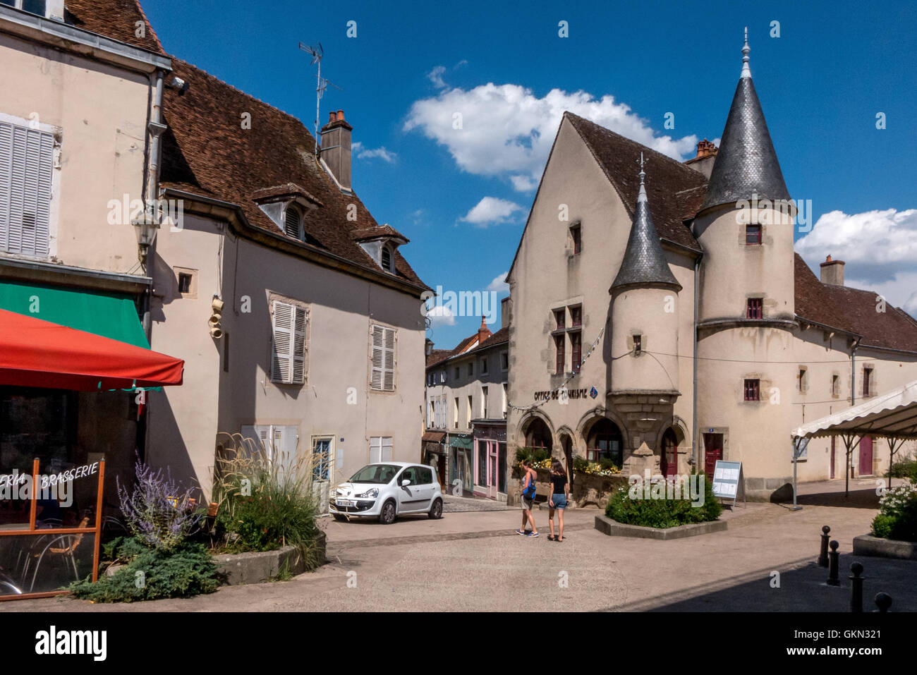 Le village de Arnay Le Duc en Bourgogne France. Banque D'Images
