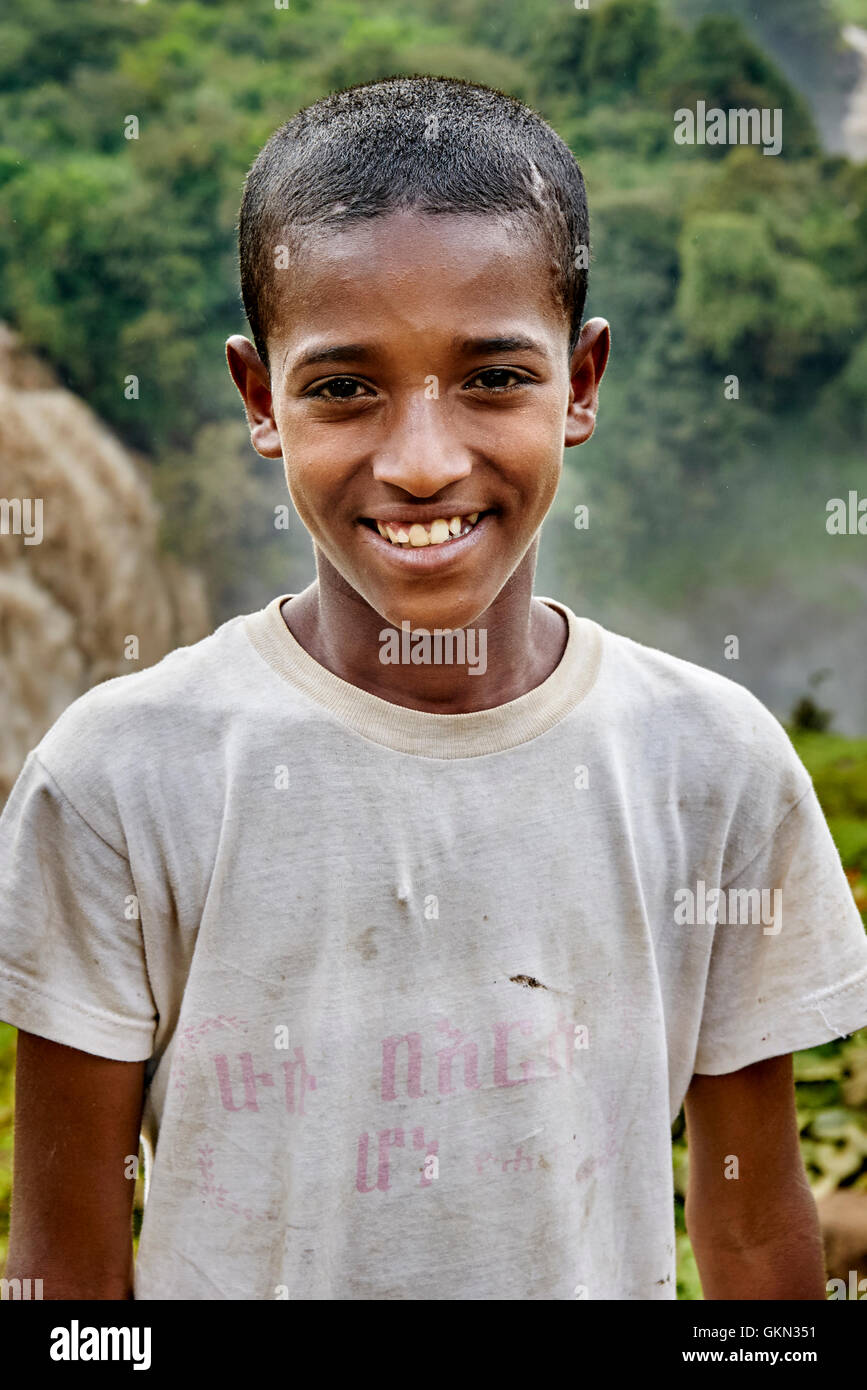 Chutes du Nil bleu, l'ETHIOPIE - SEPT 13, 2013 : Portrait de jeune garçon s'est offert lui-même d'être un guide d'excursion, Tis Issat ou Tissisat Banque D'Images