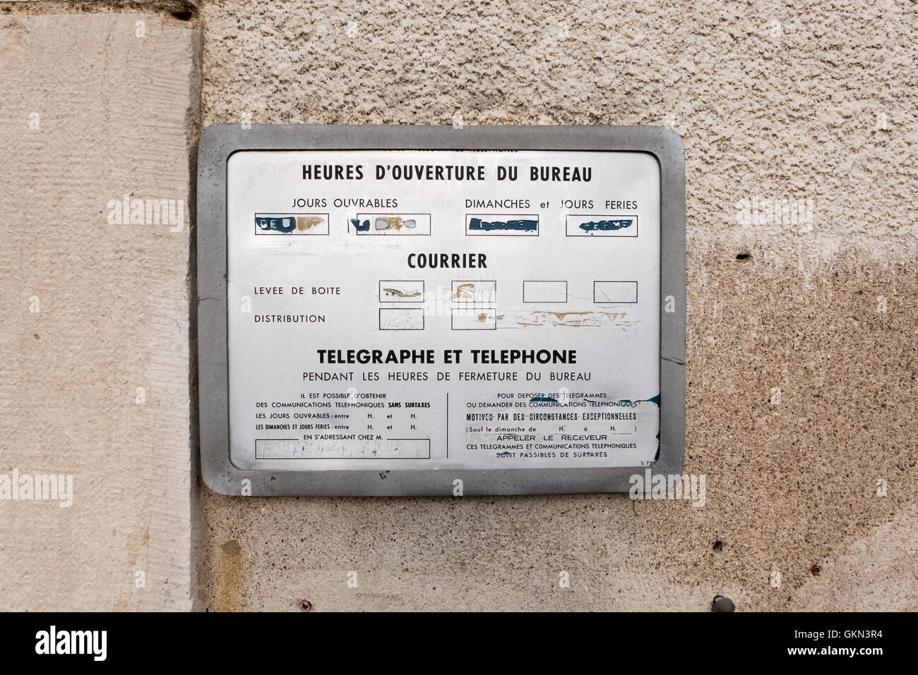 Horaires d'ouverture standard affiche à l'extérieur d'un bureau de poste  français Photo Stock - Alamy