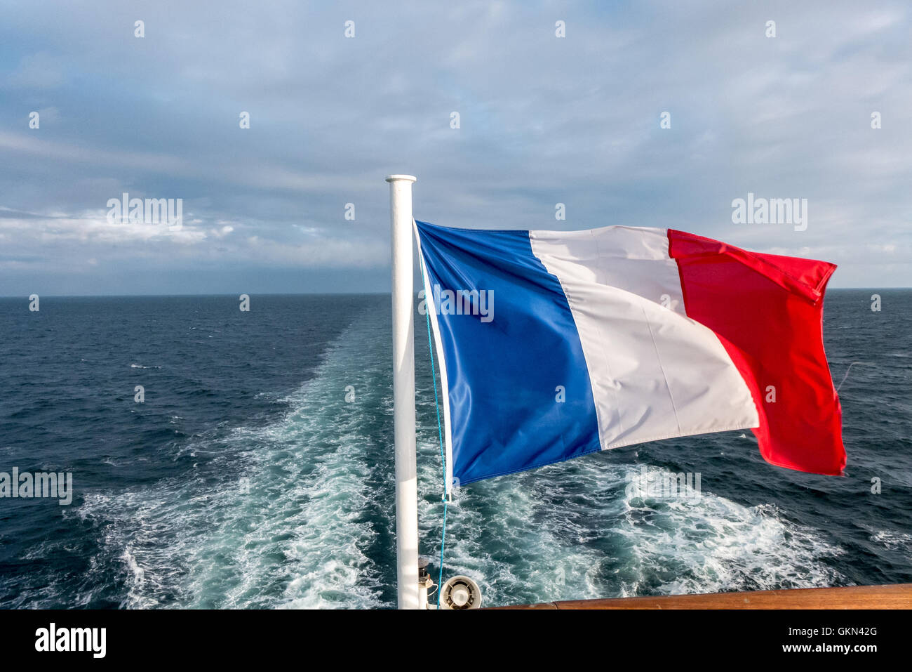 Un tricolore, le drapeau français aux commandes de l'arrière d'un ferry transmanche Banque D'Images