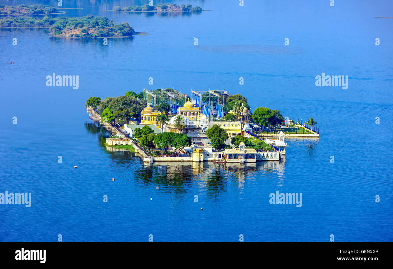 Jag Mandir est un palais construit sur une île du lac Pichola. Il est aussi appelé le 'Lake Palace' le jardin. Banque D'Images