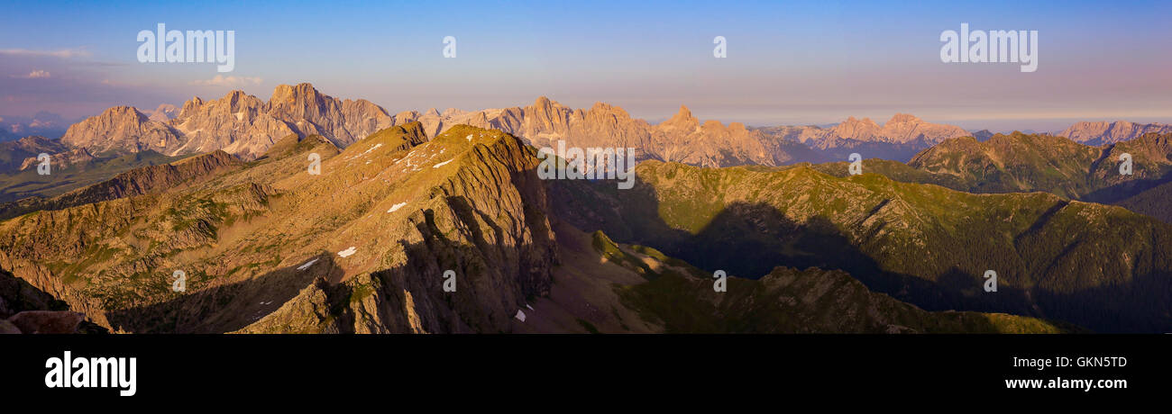 Le massif du Lagorai et derrière les Pale di San Martino groupe montagne au coucher du soleil. Les Dolomites du Trentin. Alpes italiennes. L'Europe. Banque D'Images