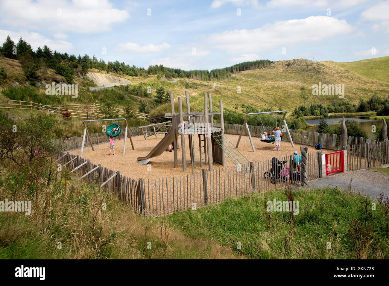 Rustique en plein air aire de jeux avec des copeaux de bois marbre Bwlch Nant Yr Arian Visitor Centre Ceredigion Mid Wales Banque D'Images