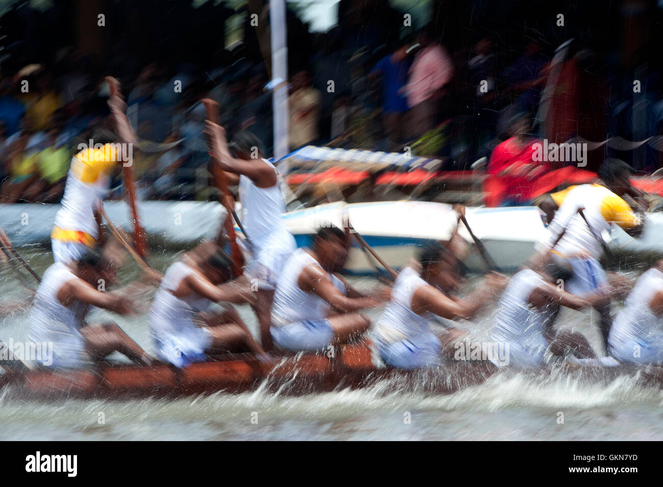 L'image du participant, l'aviron, Snake bateau en mouvement, Nehru boat race day, Allaepy Punnamda, Lac, Kerala Inde Banque D'Images