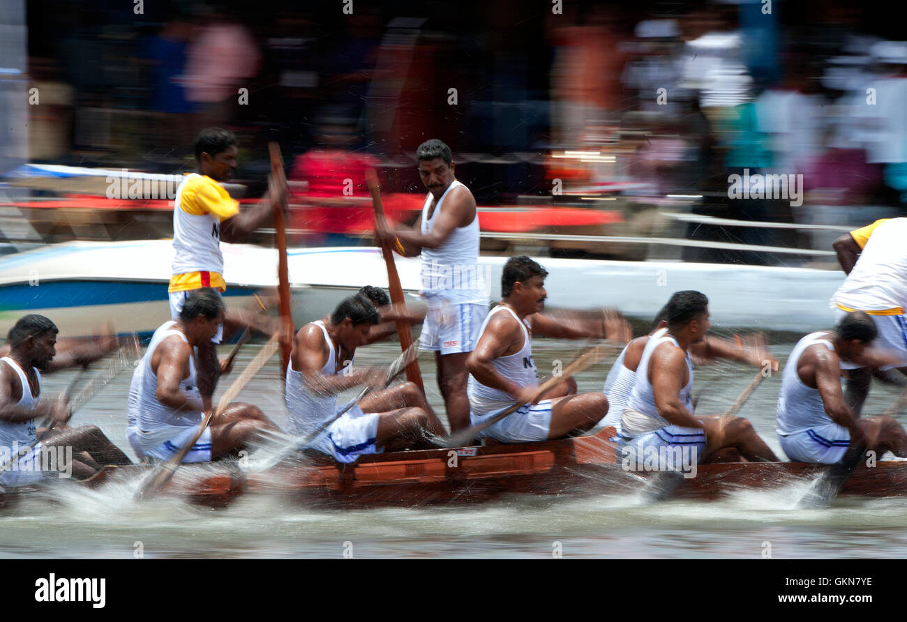 L'image du participant, l'aviron, Snake bateau en mouvement, Nehru boat race day, Allaepy Punnamda, Lac, Kerala Inde Banque D'Images