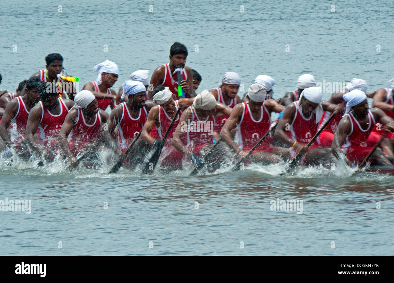 L'image du participant, l'aviron, Snake bateau en mouvement, Nehru boat race day, Allaepy Punnamda, Lac, Kerala Inde Banque D'Images