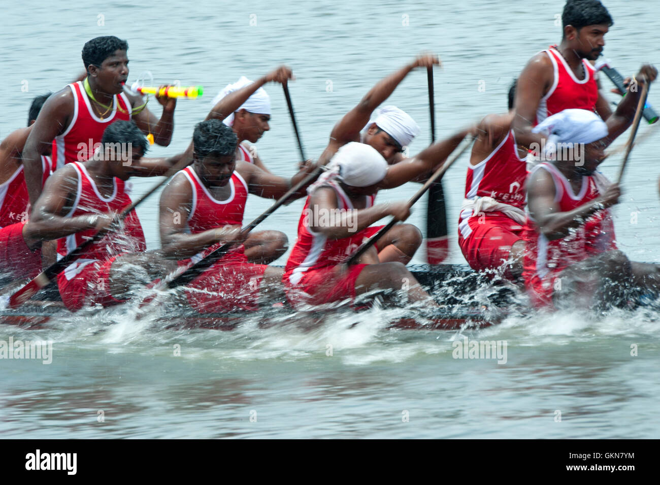 L'image du participant, l'aviron, Snake bateau en mouvement, Nehru boat race day, Allaepy Punnamda, Lac, Kerala Inde Banque D'Images