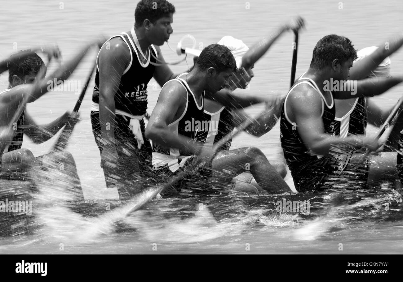 L'image du participant, l'aviron, Snake bateau en mouvement, Nehru boat race day, Allaepy Punnamda, Lac, Kerala Inde Banque D'Images