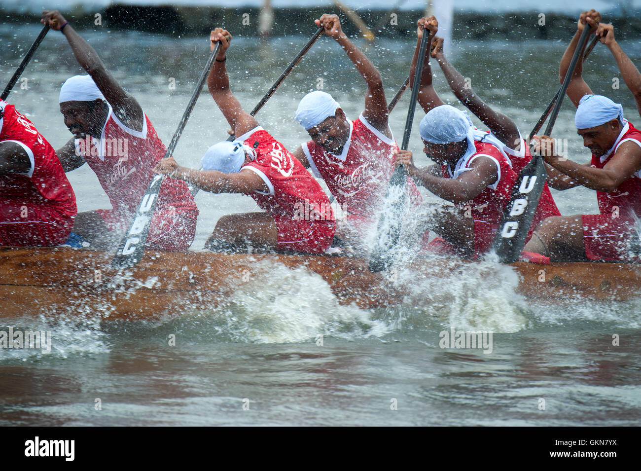 L'image du participant, l'aviron, Snake bateau en mouvement, Nehru boat race day, Allaepy Punnamda, Lac, Kerala Inde Banque D'Images