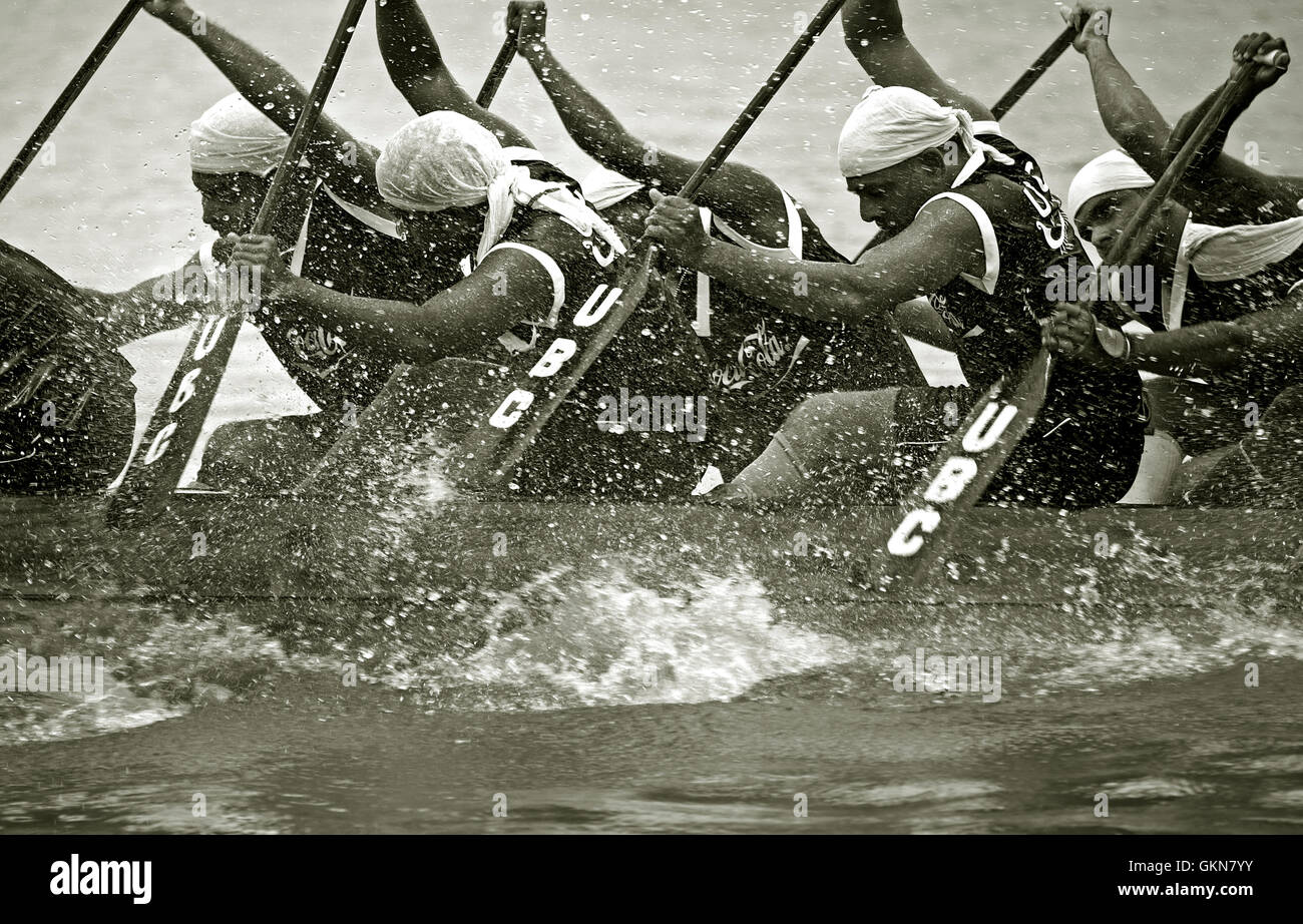 L'image du participant, l'aviron, Snake bateau en mouvement, Nehru boat race day, Allaepy Punnamda, Lac, Kerala Inde Banque D'Images