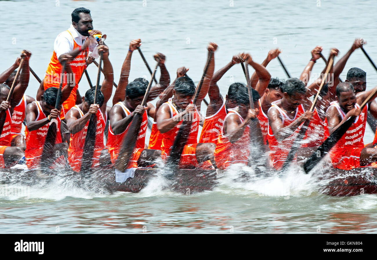 L'image de Snake bateau en mouvement, Nehru boat race day, Allaepy Punnamda, Lac, Kerala Inde Banque D'Images