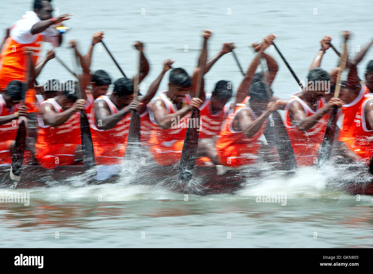 L'image du participant, l'aviron, Snake bateau en mouvement, Nehru boat race day, Allaepy Punnamda, Lac, Kerala Inde Banque D'Images
