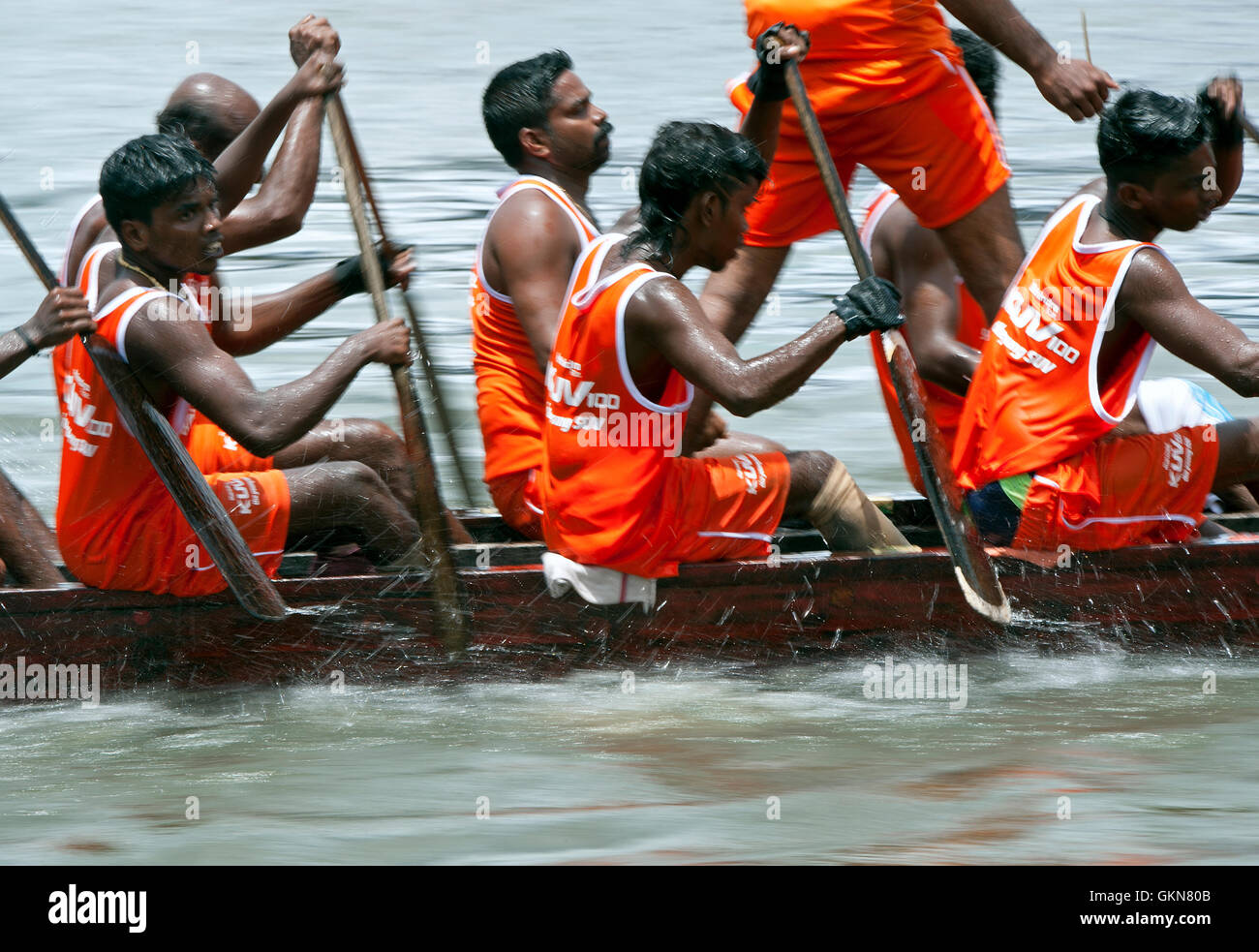L'image du participant, l'aviron, Snake bateau en mouvement, Nehru boat race day, Allaepy Punnamda, Lac, Kerala Inde Banque D'Images
