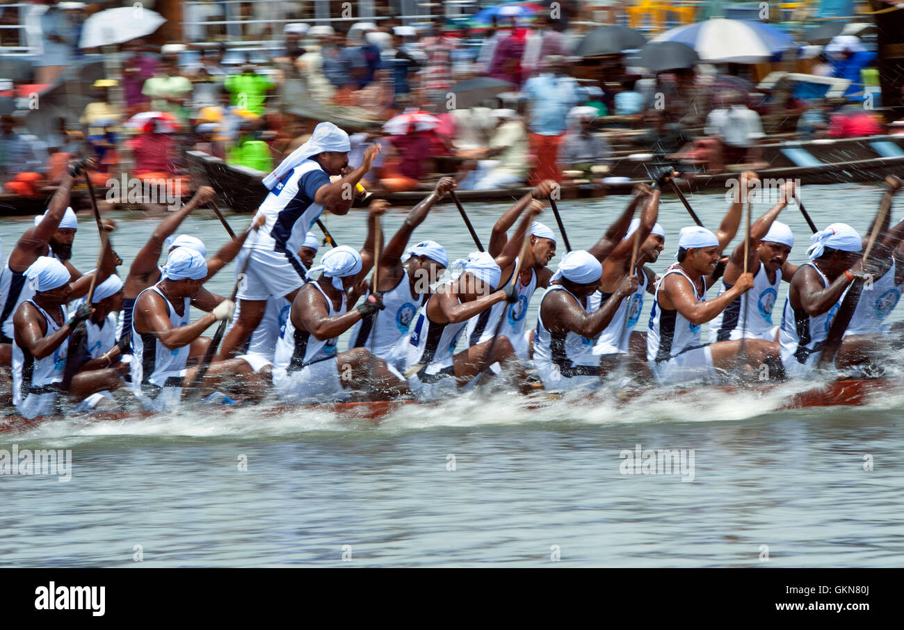 L'image de Snake bateau en mouvement, Nehru boat race day, Allaepy Punnamda, Lac, Kerala Inde Banque D'Images
