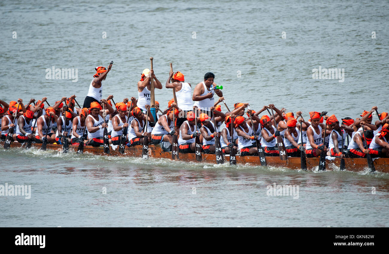 L'image de Snake bateaux dans Nehru boat race day, Allaepy Punnamda, Lac, Kerala Inde Banque D'Images