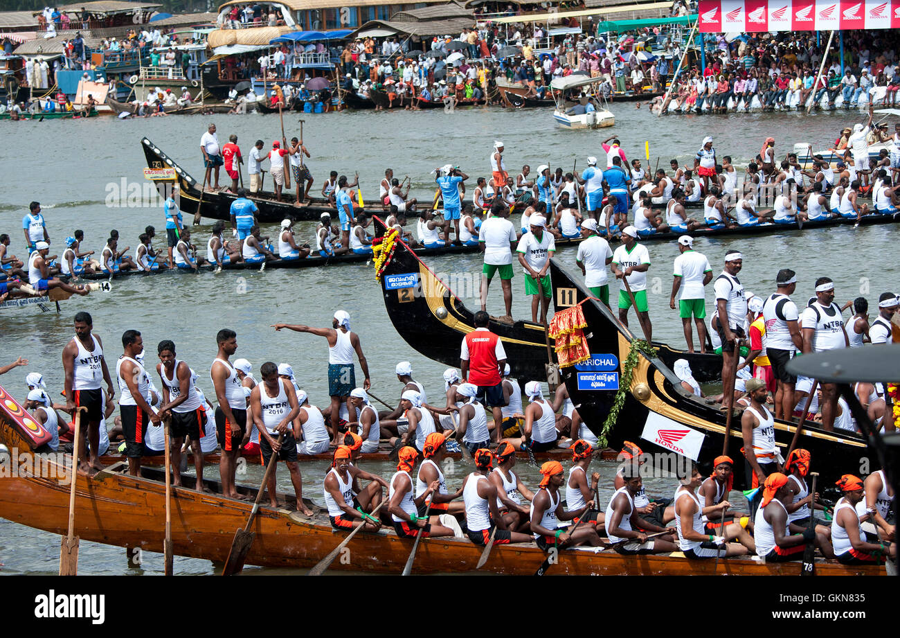 L'image de Snake bateaux dans Nehru boat race day, Allaepy Punnamda, Lac, Kerala Inde Banque D'Images
