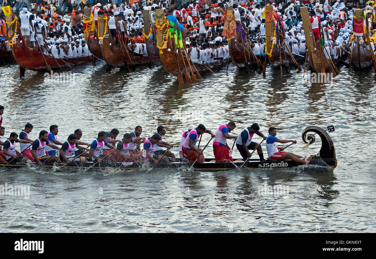 L'image de Snake bateaux dans Nehru boat race day, Allaepy Punnamda, Lac, Kerala Inde Banque D'Images