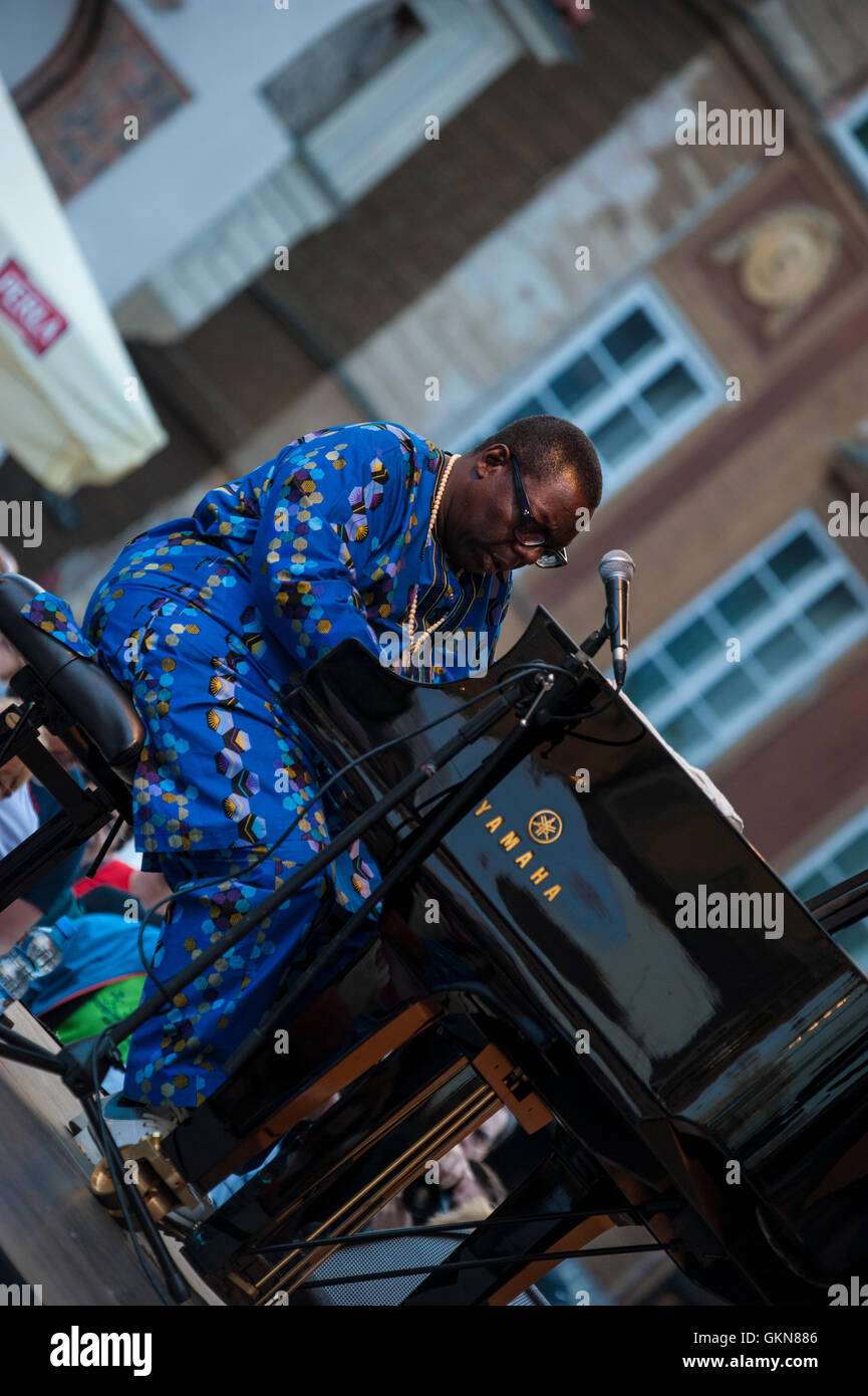 Concert de jazz en plein air dans la vieille ville de Varsovie, Pologne. Starowce na Jazz, Warszawa, été 2016. Banque D'Images