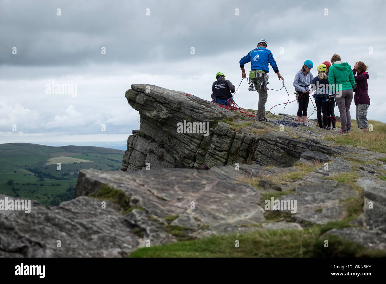 Escalade à Windgather Rocks dans le Peak District, UK Banque D'Images