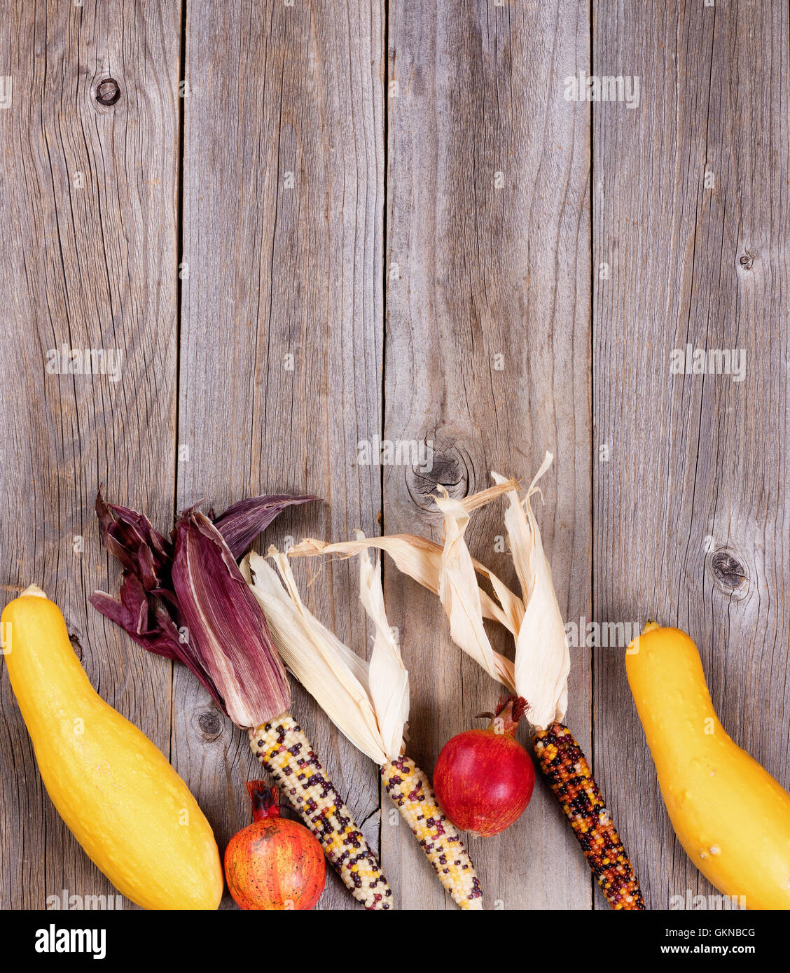 Vue supérieure de l'automne Saison des décorations de légumes rustiques sur les planches de bois. Disposition verticale. Banque D'Images