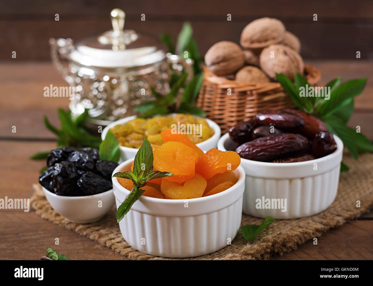 Mélanger les fruits secs (pruneaux, fruits du palmier dattier, abricots secs, raisins secs) et d'écrous. Ramadan (Ramazan) de la nourriture. Banque D'Images