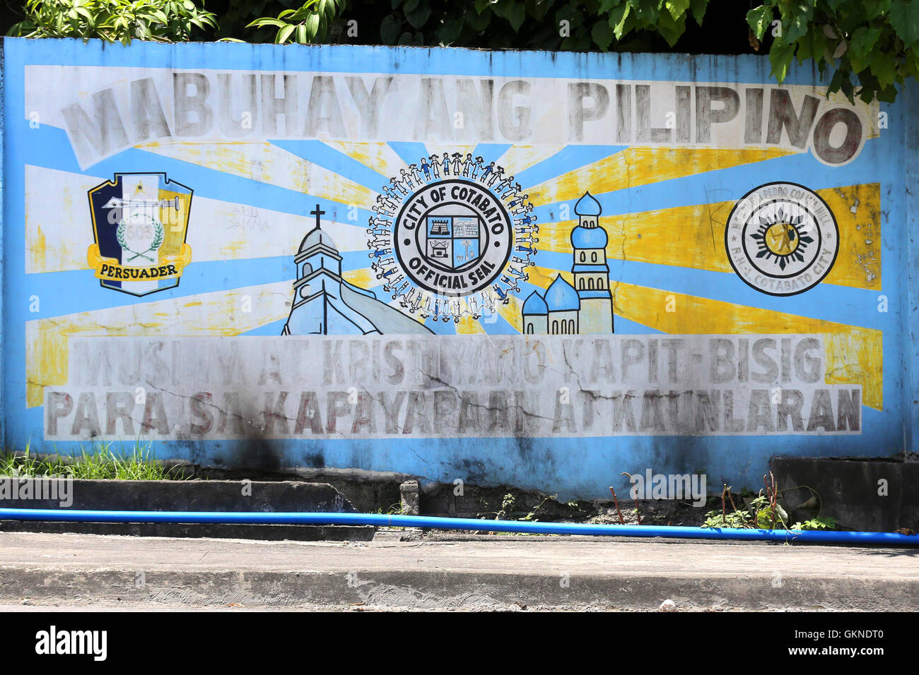 Sceau de la ville de la ville de Cotabato sur un mur à Cotabato. L'île de Mindanao, aux Philippines. Traduction : Longue vie aux Philippines - Chrétiens et Musulmans main dans la main pour la paix et le développement. Banque D'Images