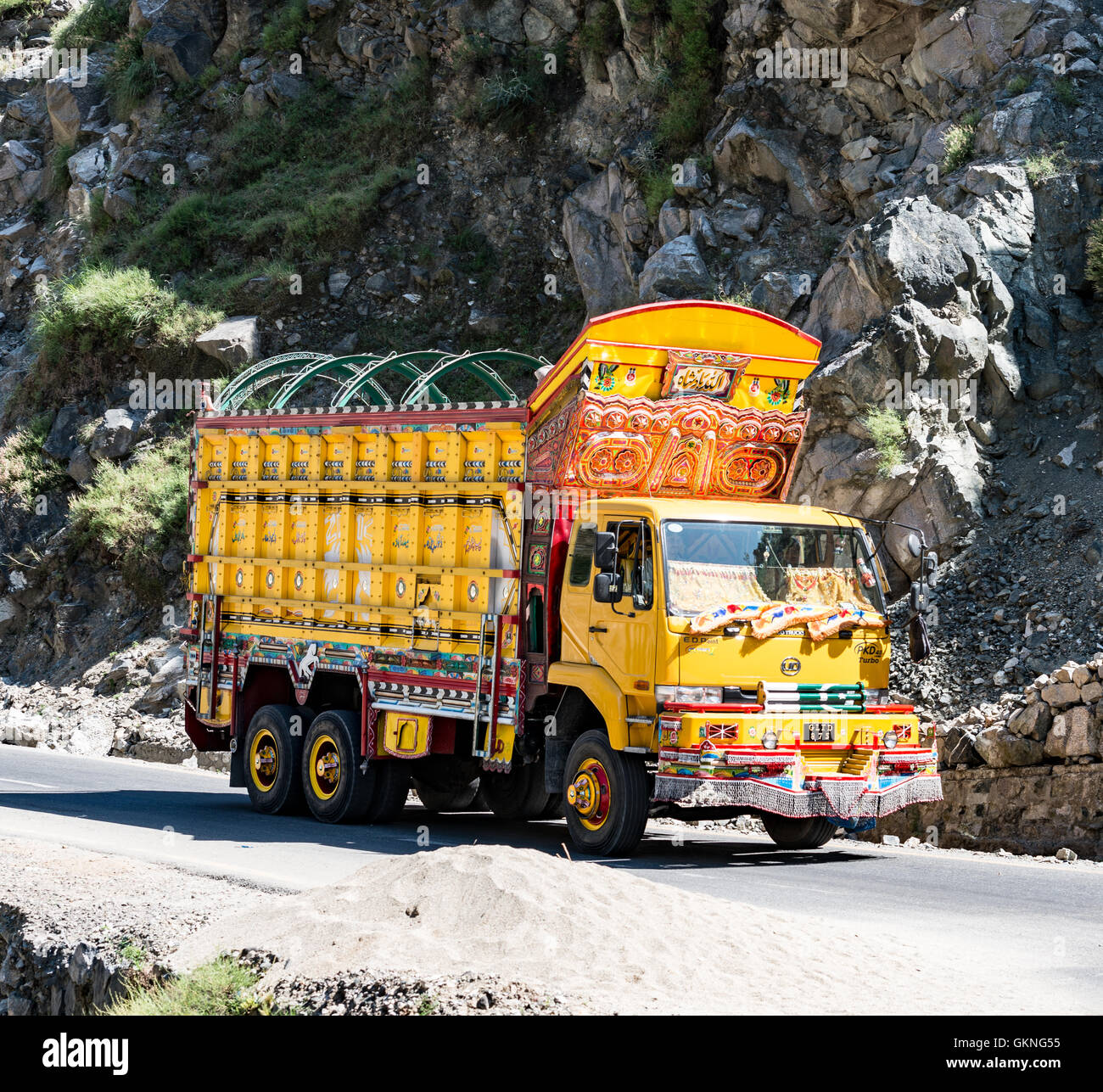 JIngly chariot sur la route Karakoram Banque D'Images