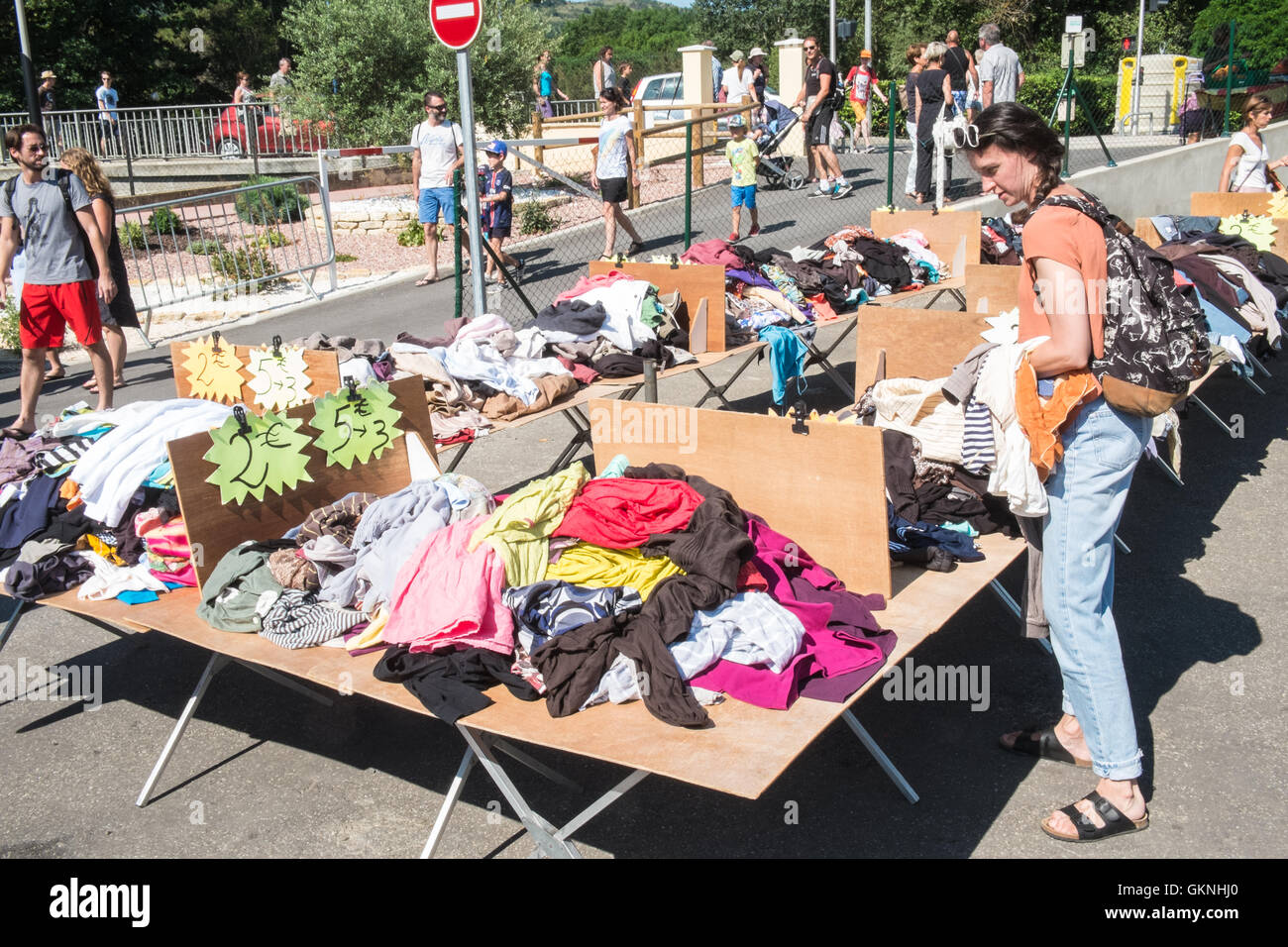 Au marché du dimanche,Esperaza Aude, sud de la France. Une alternative populaire hippie hippie,,collecte de produits frais locaux et des produits ethniques Banque D'Images