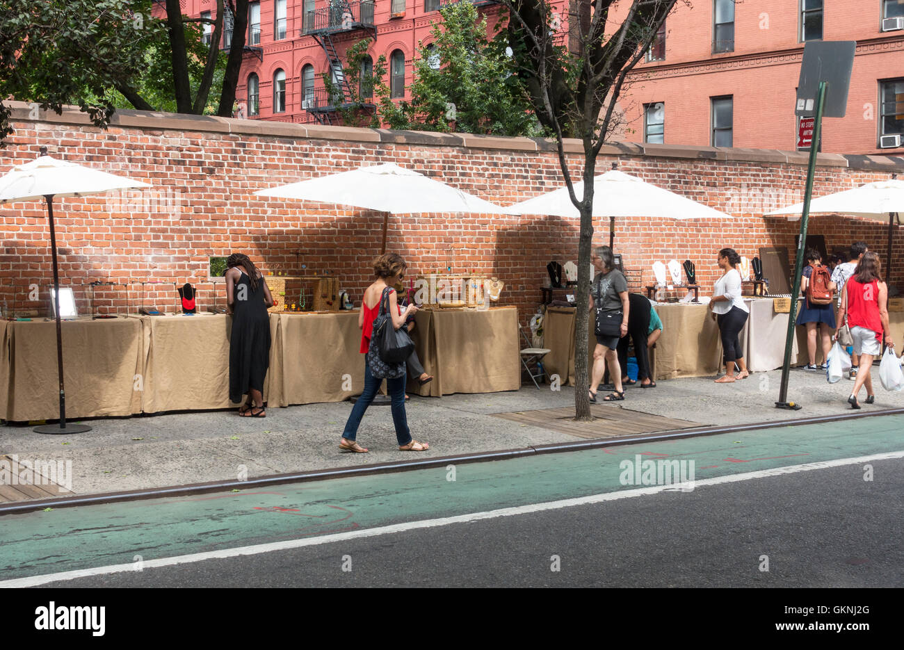 Piscine stands de vente d'objets de collection sur la rue Prince de Nolita à New York City Banque D'Images