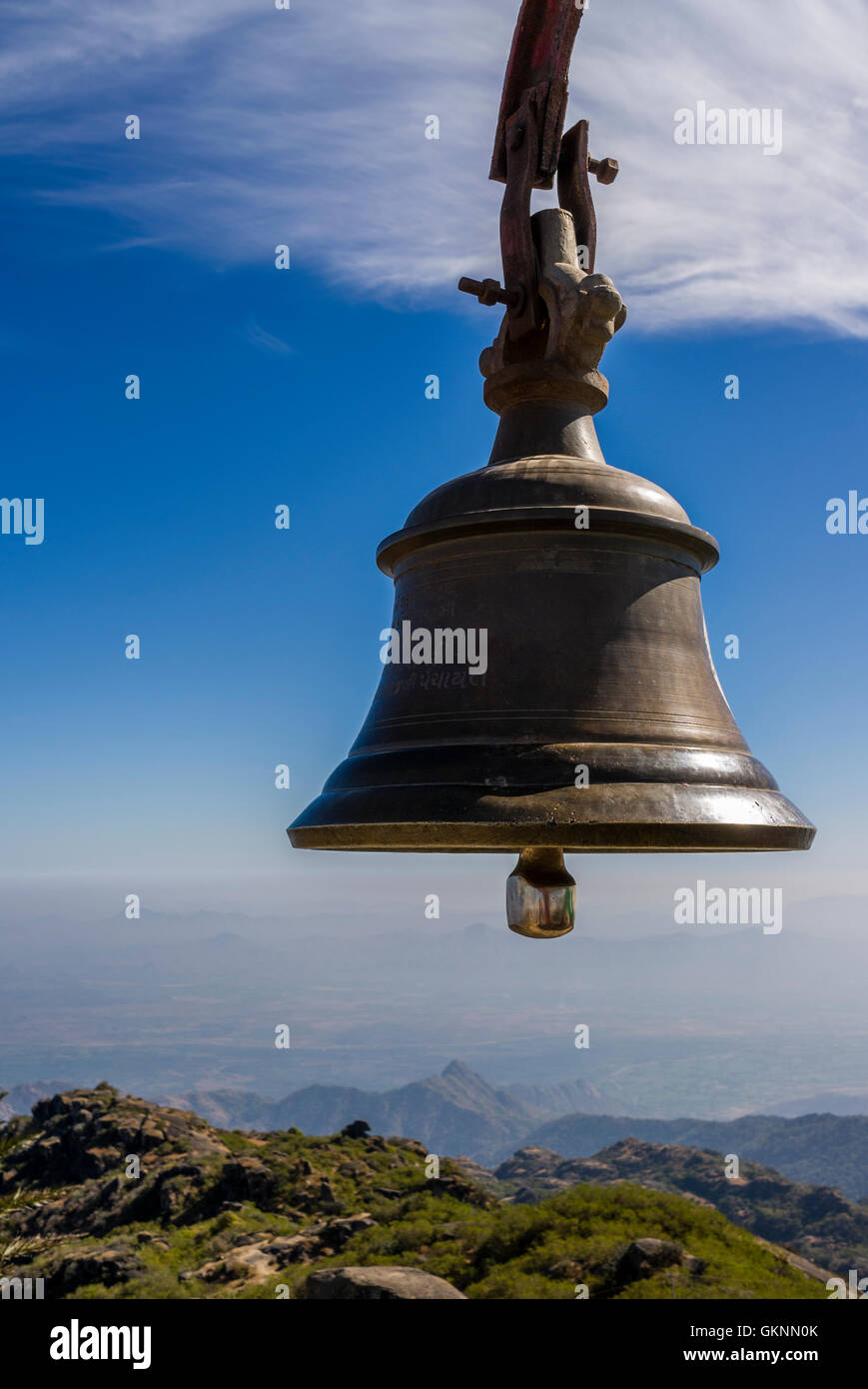 Bell géant sur le dessus de Guru Shikhar qui est le point le plus élevé de l'Aravalli, au Rajasthan, en Inde . Banque D'Images