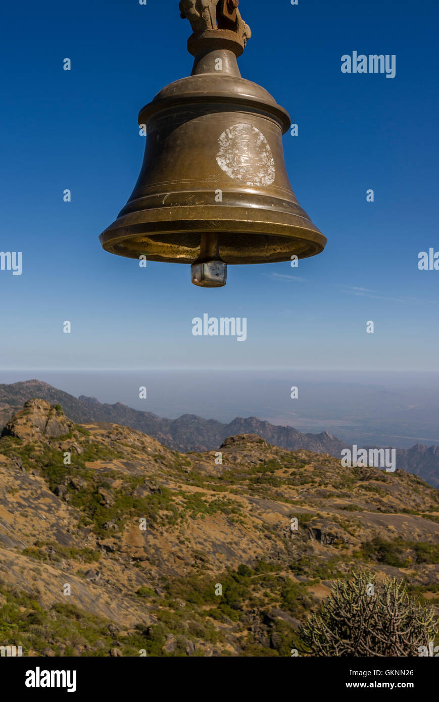 Bell géant sur le dessus de Guru Shikhar qui est le point le plus élevé de l'Aravalli, au Rajasthan, en Inde . Banque D'Images