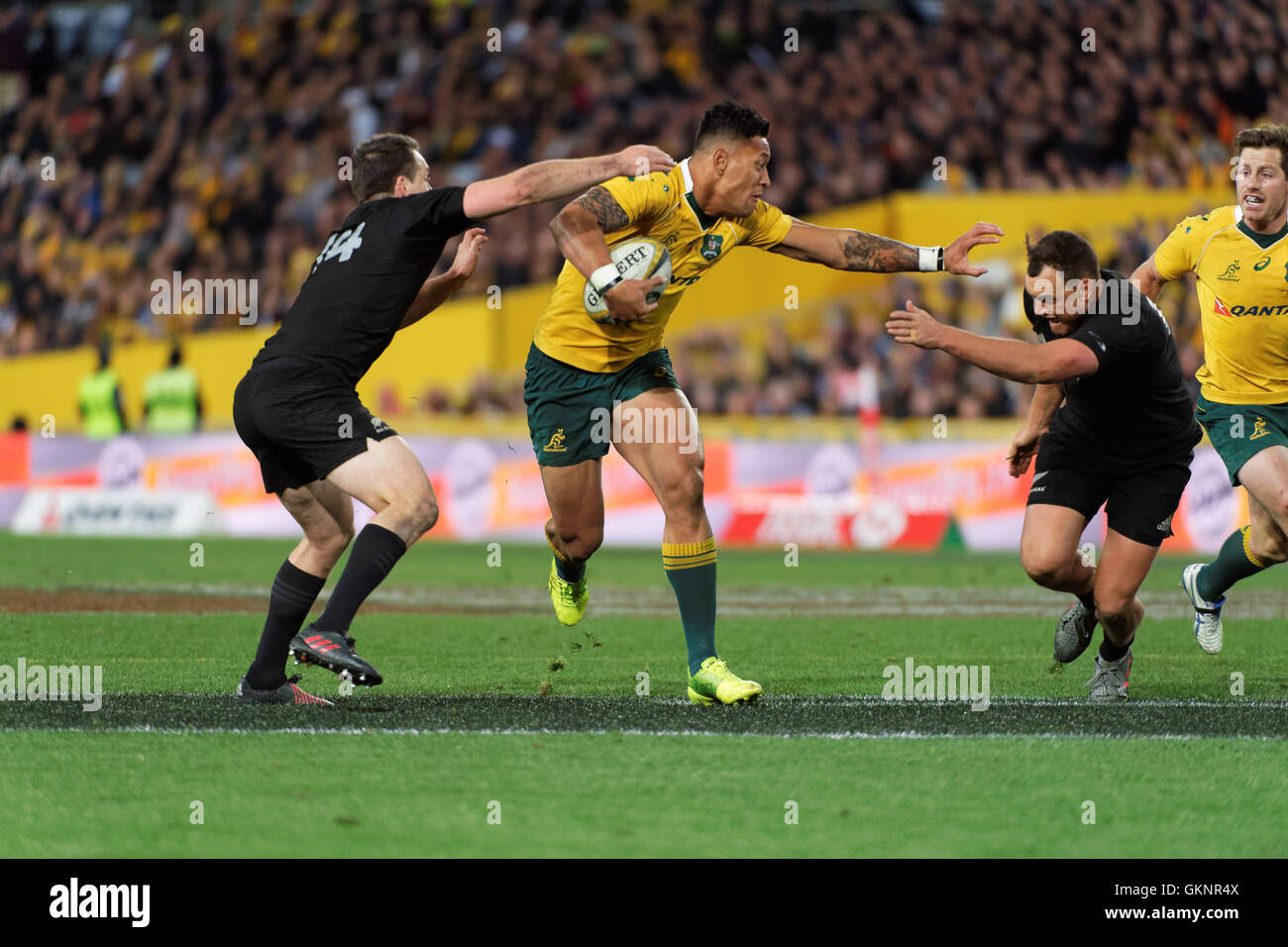 Sydney, Australie. 20e Août, 2016. Israël l'Australie Folau (15) glisse passé Nouvelle-zélande humains au cours du premier test-match de rugby entre les wallabies australiens et néo-zélandais tous les Noirs. La Nouvelle-Zélande a gagné le premier match 42-8 au stade ANZ et 1-0 dans la Tooheys New Cup match annuelle à trois séries. Credit : Hugh Peterswald/Pacific Press/Alamy Live News Banque D'Images