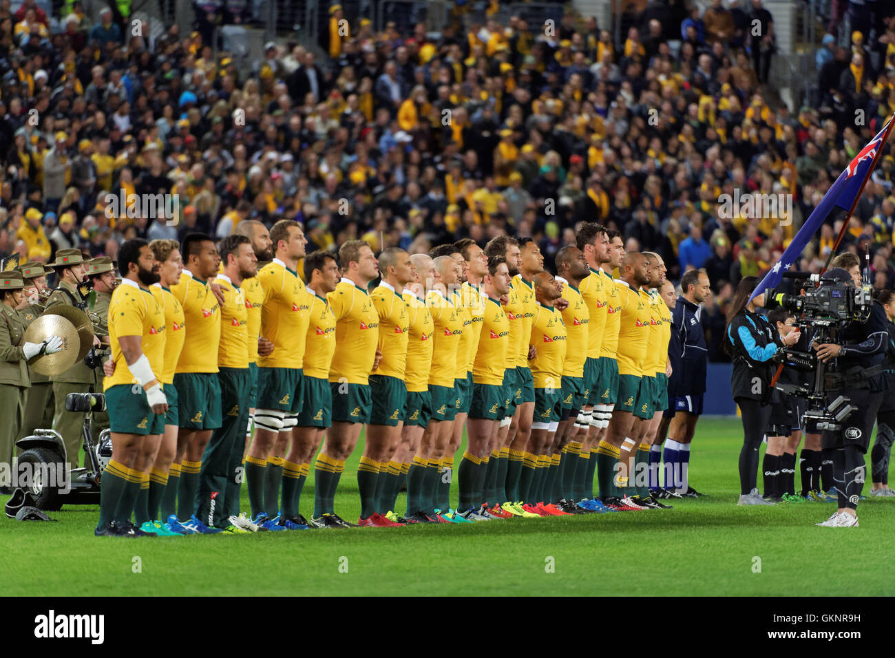 Sydney, Australie. 20e Août, 2016. Les Wallabies australiens en photo pendant l'hymne national avant le coup d'envoi pour le premier test-match de rugby entre les wallabies australiens et néo-zélandais tous les Noirs. La Nouvelle-Zélande a gagné le premier match 42-8 au stade ANZ et 1-0 dans la Tooheys New Cup match annuelle à trois séries. Credit : Hugh Peterswald/Pacific Press/Alamy Live News Banque D'Images