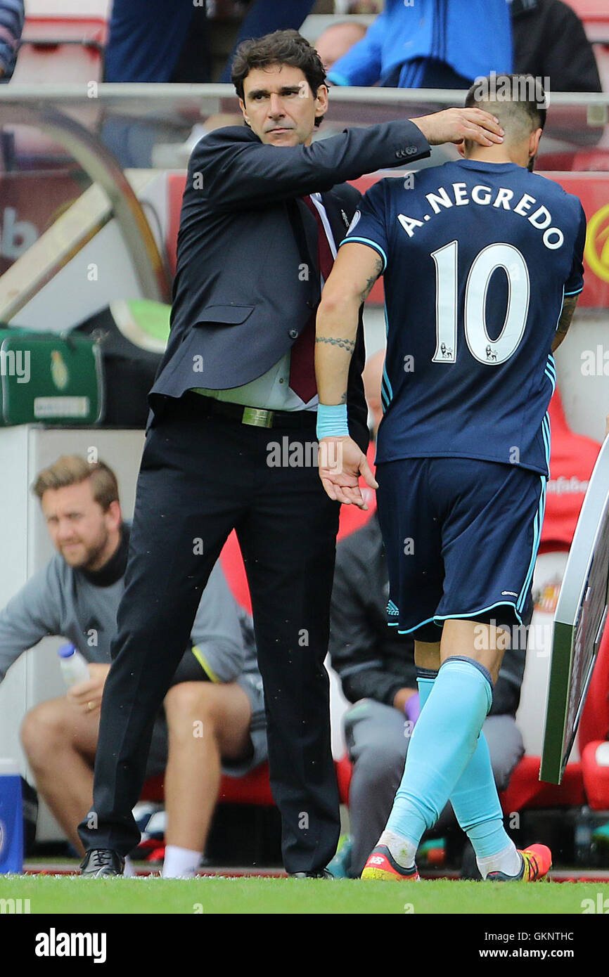 Aitor Karanka gestionnaire de Middlesbrough (gauche) donne du Middlesbrough Alvaro Negredo une tape dans le dos après qu'il se détache au cours de la Premier League match au stade de la lumière, Sunderland. Banque D'Images