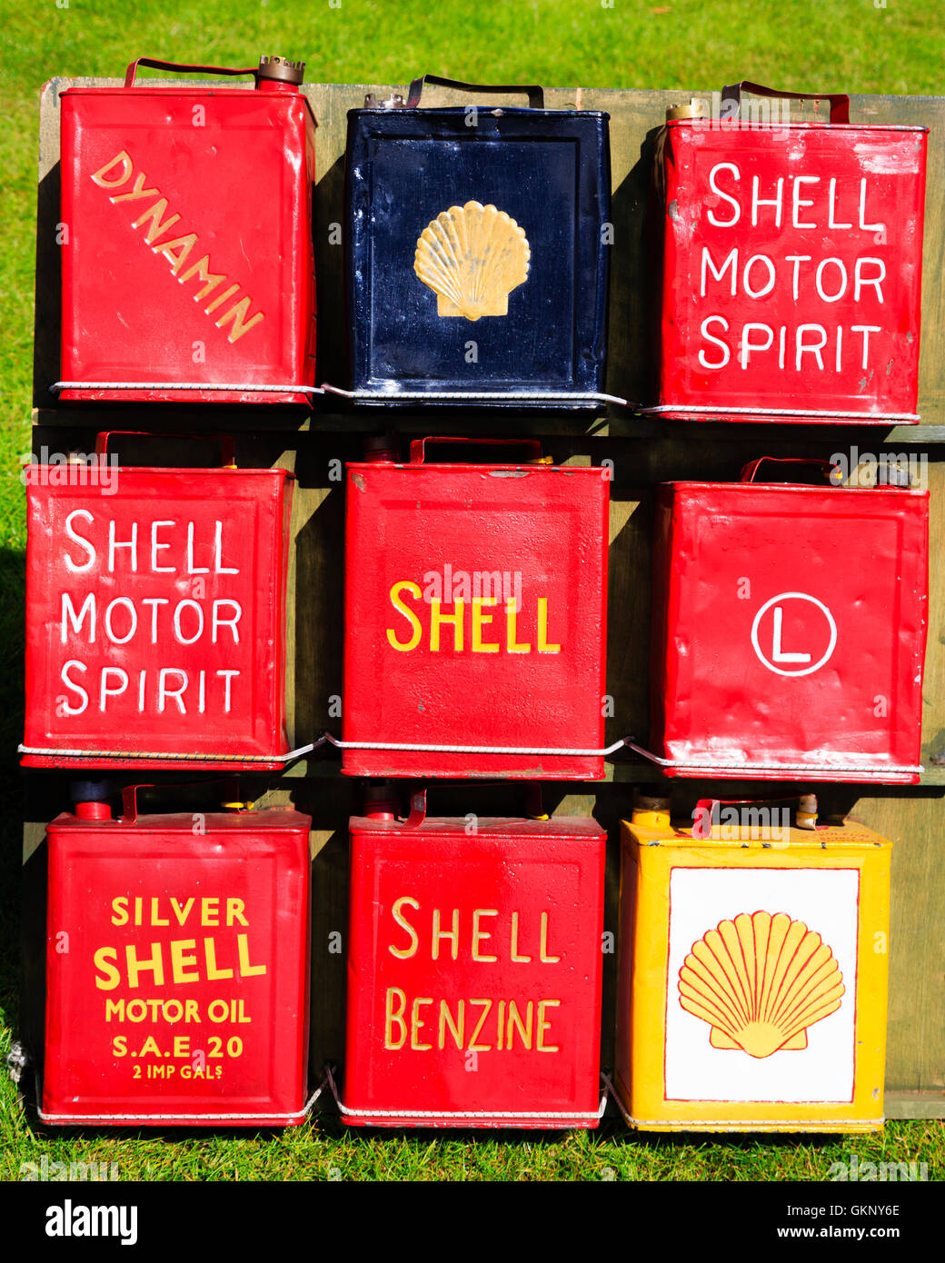 Collection de meubles anciens bidons d'huile moteur Shell, Lincoln, 2016 show à vapeur Banque D'Images