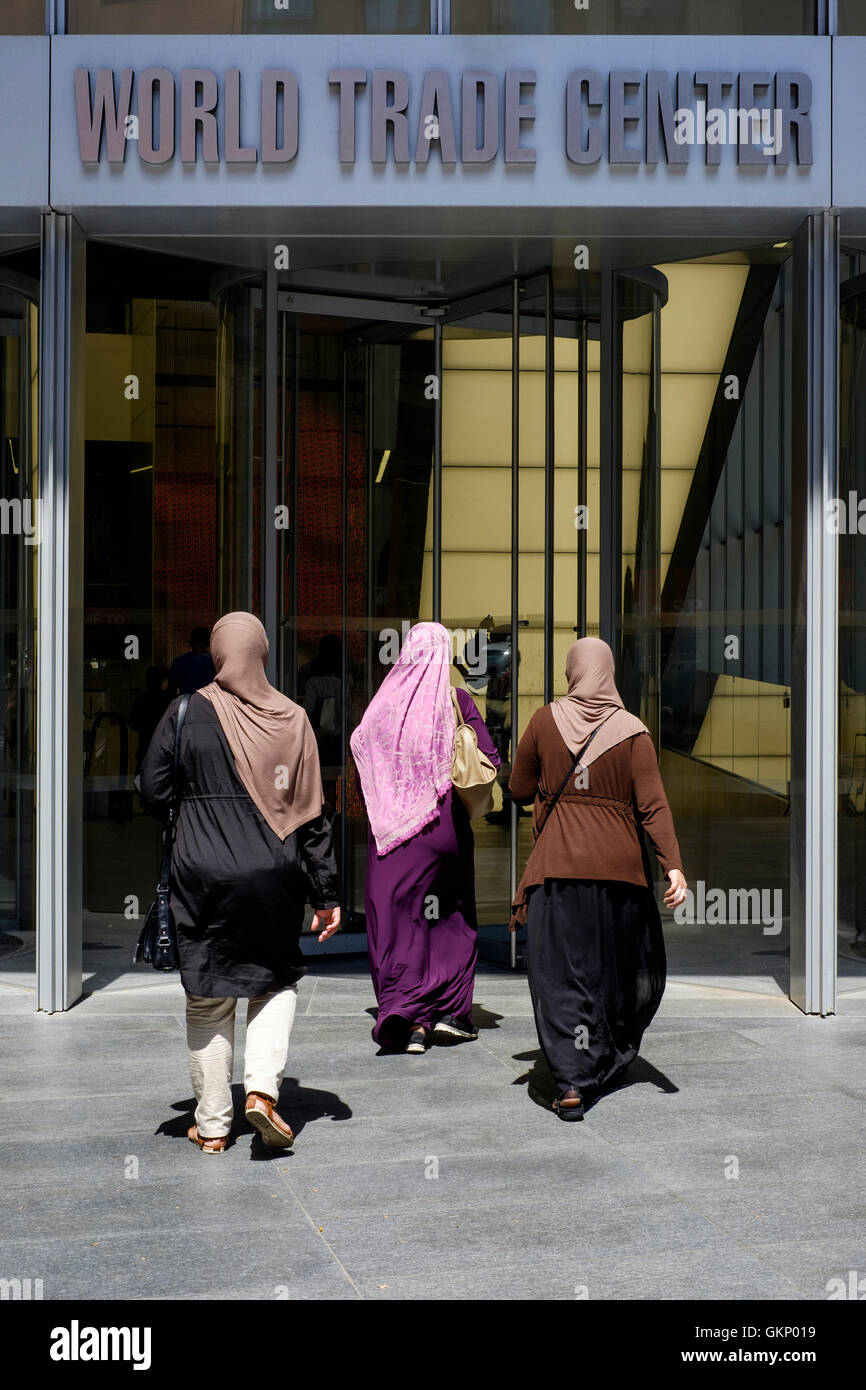 Trois femmes en robe musulmane entrez le World Trade Center shopping center Banque D'Images