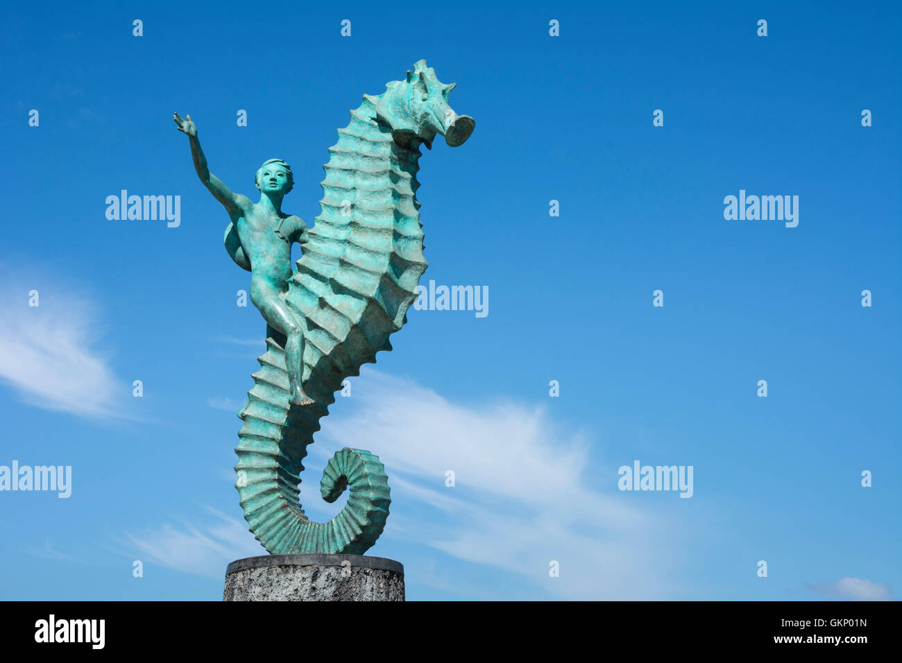 "Garçon sur la sculpture des hippocampes par Rafael Zamarripa sur le Malecon à Puerto Vallarta, Jalisco, Mexique. Banque D'Images