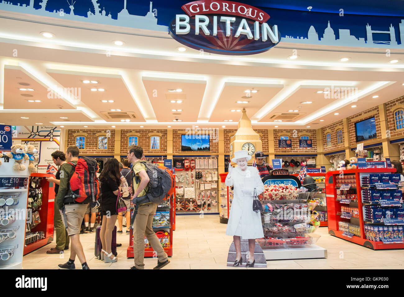 Drôle,image,La Reine salue les touristes à sortie boutique touristique 'Glorious Britain' cadeaux. L'aéroport de Stansted, terminal des départs,Londres,Royaume-Uni. Banque D'Images