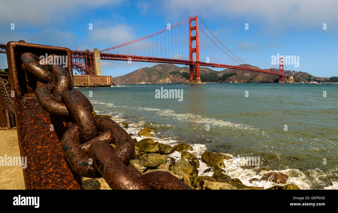 Chaînes en face de Golden Gate Bridge Banque D'Images