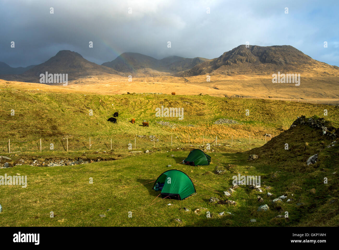 Deux Hilleberg Akto retour solo-emballage tentes à Harris Bay, à l'île de Rum, Ecosse, Royaume-Uni. Le Rhum Cuillin hills derrière. Banque D'Images