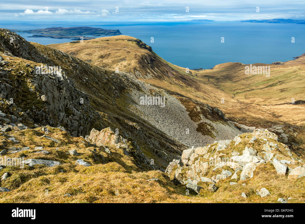 Bloodstone Hill, Glen Guirdil et l'île de Canna de Sròn an t-Saighdeir, à l'île de Rum, Ecosse, Royaume-Uni Banque D'Images