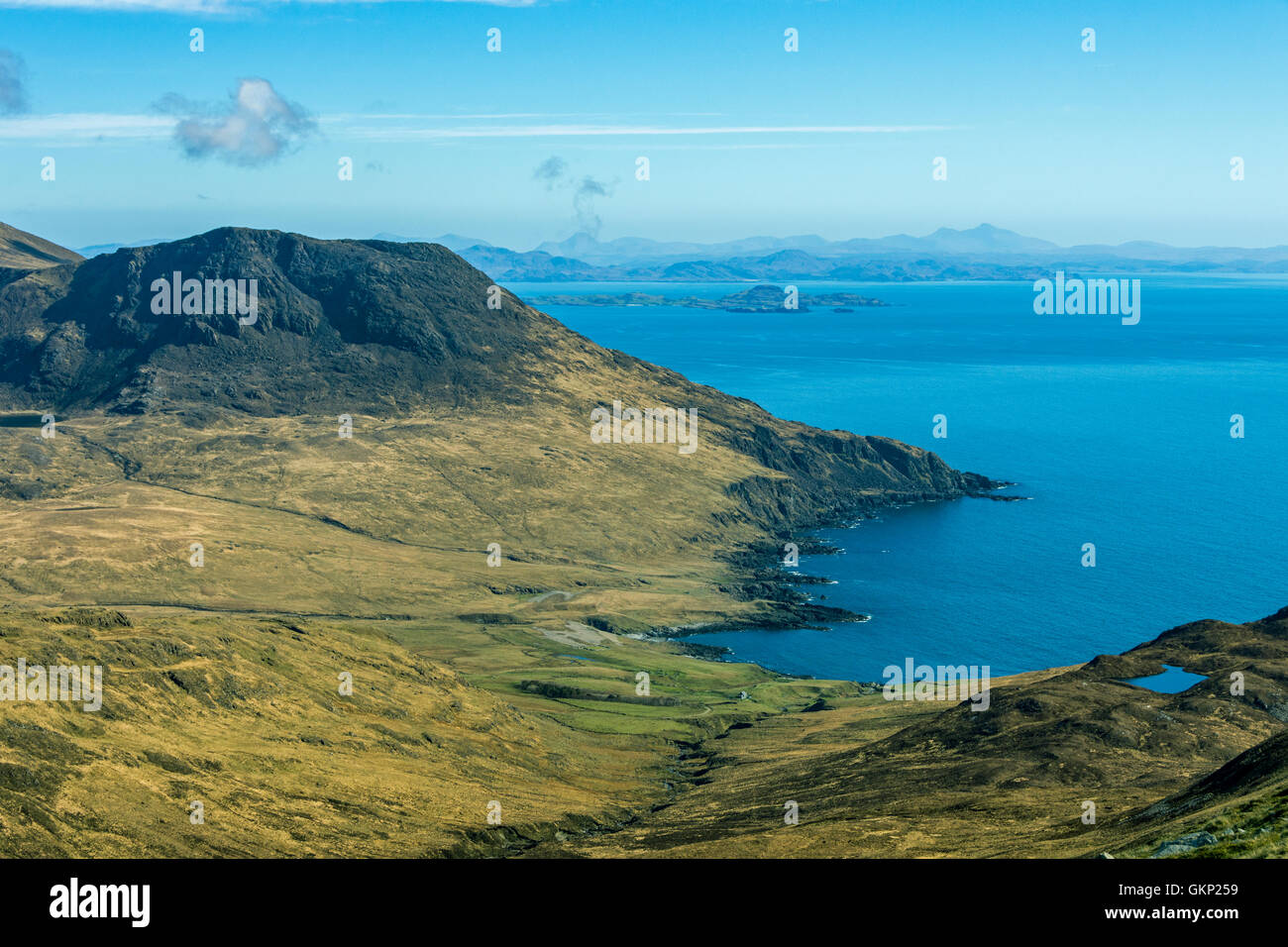 Ruinsival, dans la montagnes Cuillin Rhum et Harris Bay, du près du sommet d'un t-Saighdeir Sròn, à l'île de Rum, Ecosse, Royaume-Uni Banque D'Images