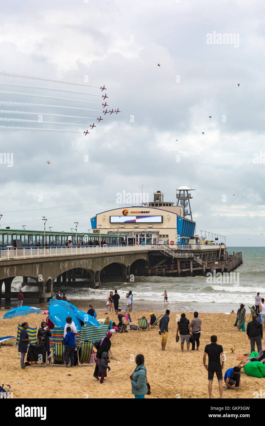 Bournemouth, Royaume-Uni. Août 21, 2016. Après le mauvais temps des deux derniers jours a entraîné un bouleversement, des hordes de visiteurs la tête à la plage de Bournemouth pour la dernière journée de l'air Festival Bournemouth où le temps était essentiellement bon et le vol s'affiche presque à l'annexe. Est-ce un oiseau ou est-ce un avion - les flèches rouges volent au-dessus de la jetée de Bournemouth avec concours de l'échelon local les pigeons et les mouettes ! Credit : Carolyn Jenkins/Alamy Live News Banque D'Images