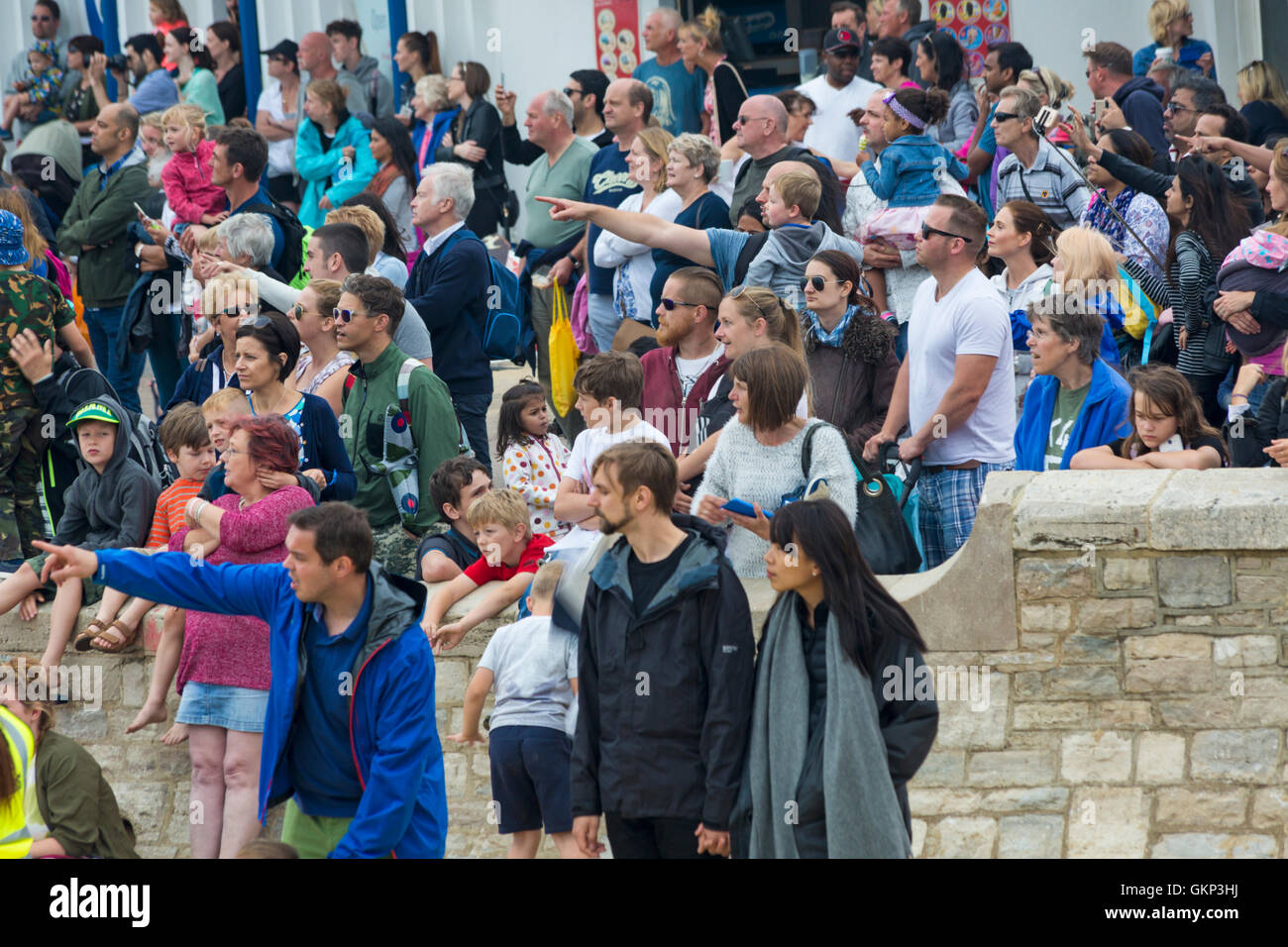 Bournemouth, Royaume-Uni. Août 21, 2016. Après le mauvais temps des deux derniers jours a entraîné un bouleversement, des hordes de visiteurs la tête à la plage de Bournemouth pour la dernière journée de l'air Festival Bournemouth où le temps était essentiellement bon et le vol s'affiche presque à l'annexe. Regardez la foule action Credit : Carolyn Jenkins/Alamy Live News Banque D'Images