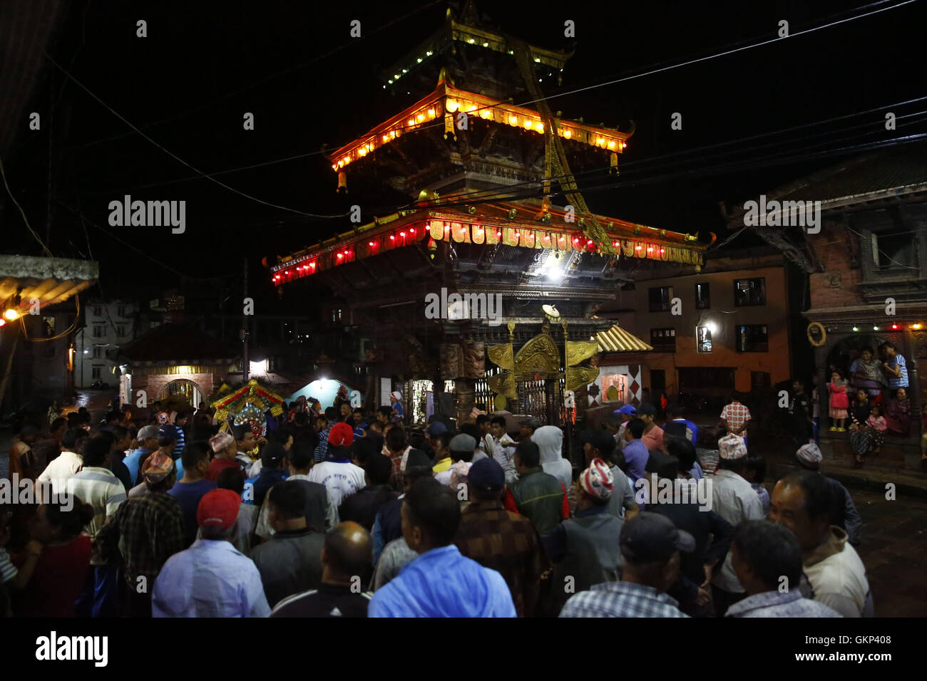 Bhaktapur, Népal. Août 21, 2016. Vue d'Nagadesh comme Temple Népalais se sont habillés comme des divinités traditionnelles effectuer la danse dans Nagadesh Mahakali, Bhaktapur, Népal le dimanche, Août 21, 2016. Ce rituel a commencé pendant l'ère du feu roi Pratap Malla au 16ème siècle. © Skanda Gautam/ZUMA/Alamy Fil Live News Banque D'Images