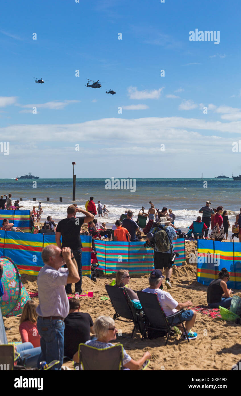 Bournemouth, Royaume-Uni. 21 août 2016. Après le mauvais temps des deux derniers jours a entraîné un bouleversement, des hordes de visiteurs la tête à la plage de Bournemouth pour la dernière journée de l'air Festival Bournemouth où le temps était essentiellement bon et le vol s'affiche presque à l'annexe. Credit : Carolyn Jenkins/Alamy Live News Banque D'Images
