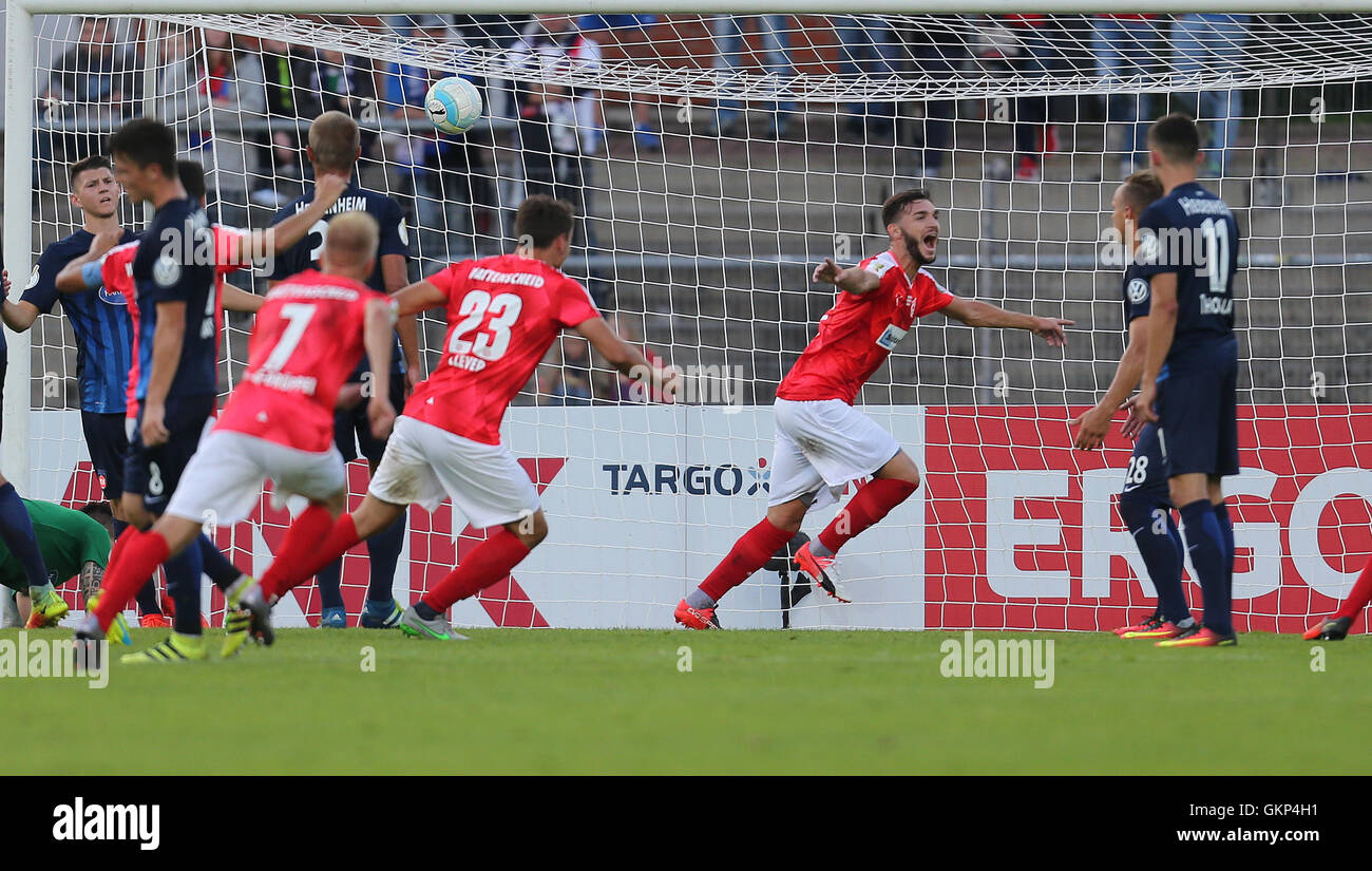 L'Tumbul Wattenscheid Demir célèbre sa victoire 1-0 avec ses coéquipiers au cours de la saison de football allemand cup match entre Wattenscheid 09 et FC Heidenheim au stade de Lohrheide à Bochum, Allemagne, 21 août 2016. Photo : Ina Fassbender/dpa (EMBARGO SUR LES CONDITIONS - ATTENTION : En raison de l'accréditation, les lignes directrices de la DFB n'autorise pas la publication et l'utilisation de séquence de photos sur internet et dans les médias en ligne pendant le match (y compris la mi-temps.)(EMBARGO SUR LES CONDITIONS : La DFB n'autorise la publication et l'utilisation de photos sur les appareils radio mobiles (MMS) et en particulier via le DVB-H et DMB. Banque D'Images