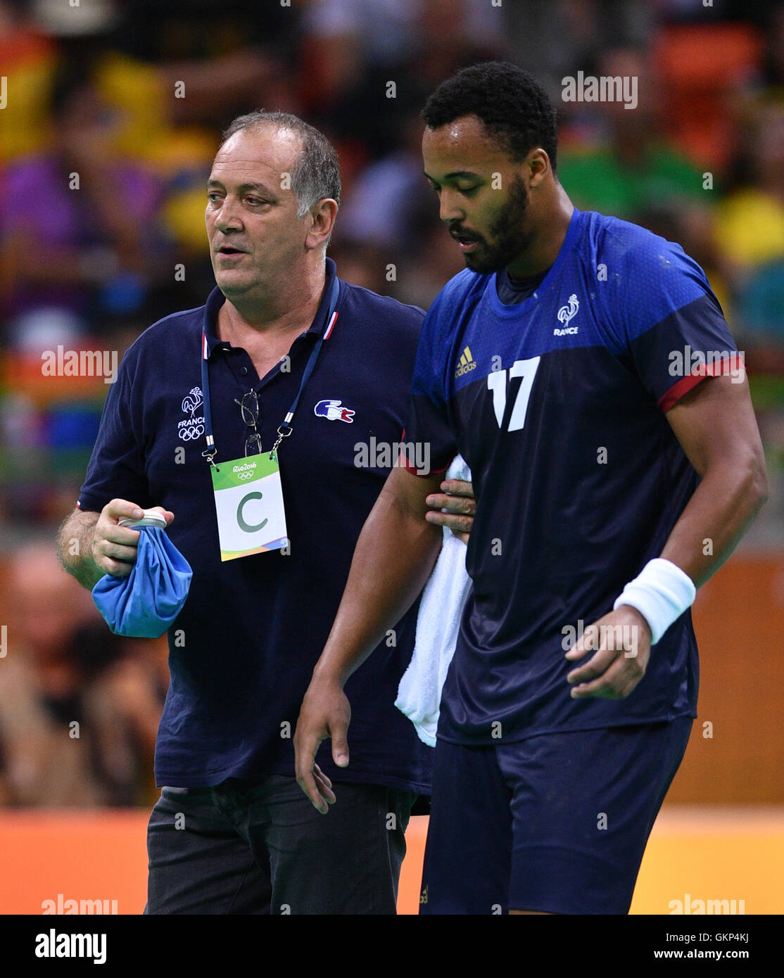 Rio de Janeiro, Brésil. Août 21, 2016. Timothey N'Guessan de France reçoit un traitement médical au cours de la médaille d'or Hommes Match match entre le Danemark et la France du handball événements au cours des Jeux Olympiques de Rio 2016 à Rio de Janeiro, Brésil, 21 août 2016. Photo : Lukas Schulze/dpa/Alamy Live News Banque D'Images