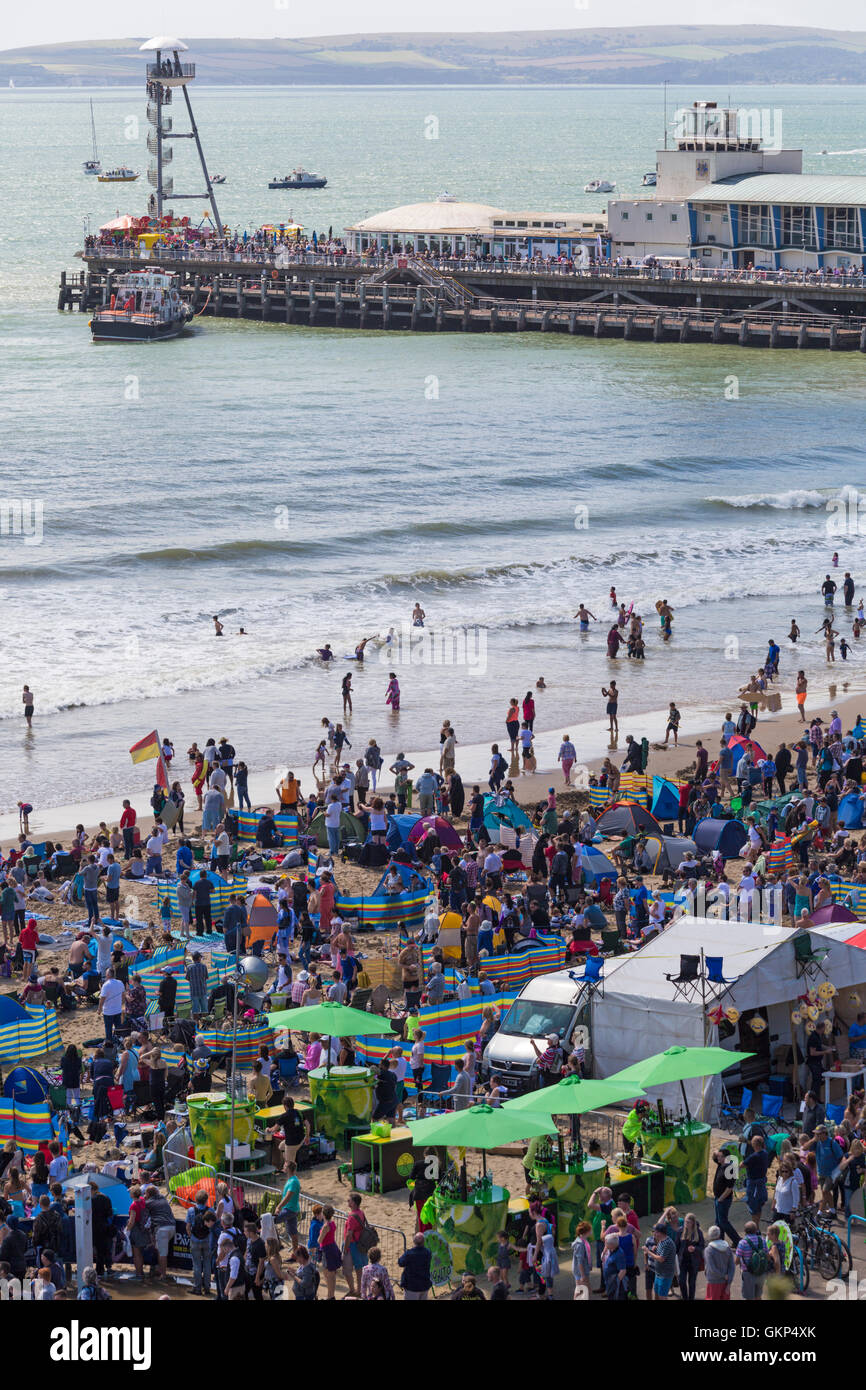 Bournemouth, Royaume-Uni. 21 août 2016. Après le mauvais temps des deux derniers jours a entraîné un bouleversement, des hordes de visiteurs la tête à la plage de Bournemouth pour la dernière journée de l'air Festival Bournemouth où le temps était essentiellement bon et le vol s'affiche presque à l'annexe. Credit : Carolyn Jenkins/Alamy Live News Banque D'Images