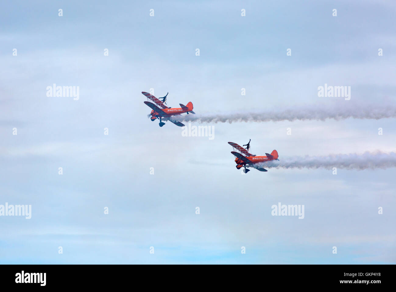 Bournemouth, Royaume-Uni. 21 août 2016. Breitling wingwalkers Wing Walkers se déroule au Bournemouth Air Festival, Bournemouth, Royaume-Uni. Les marcheurs Breitling sont depuis devenus les marcheurs AeroSuperBatics. Crédit : Carolyn Jenkins/Alay Live News Banque D'Images